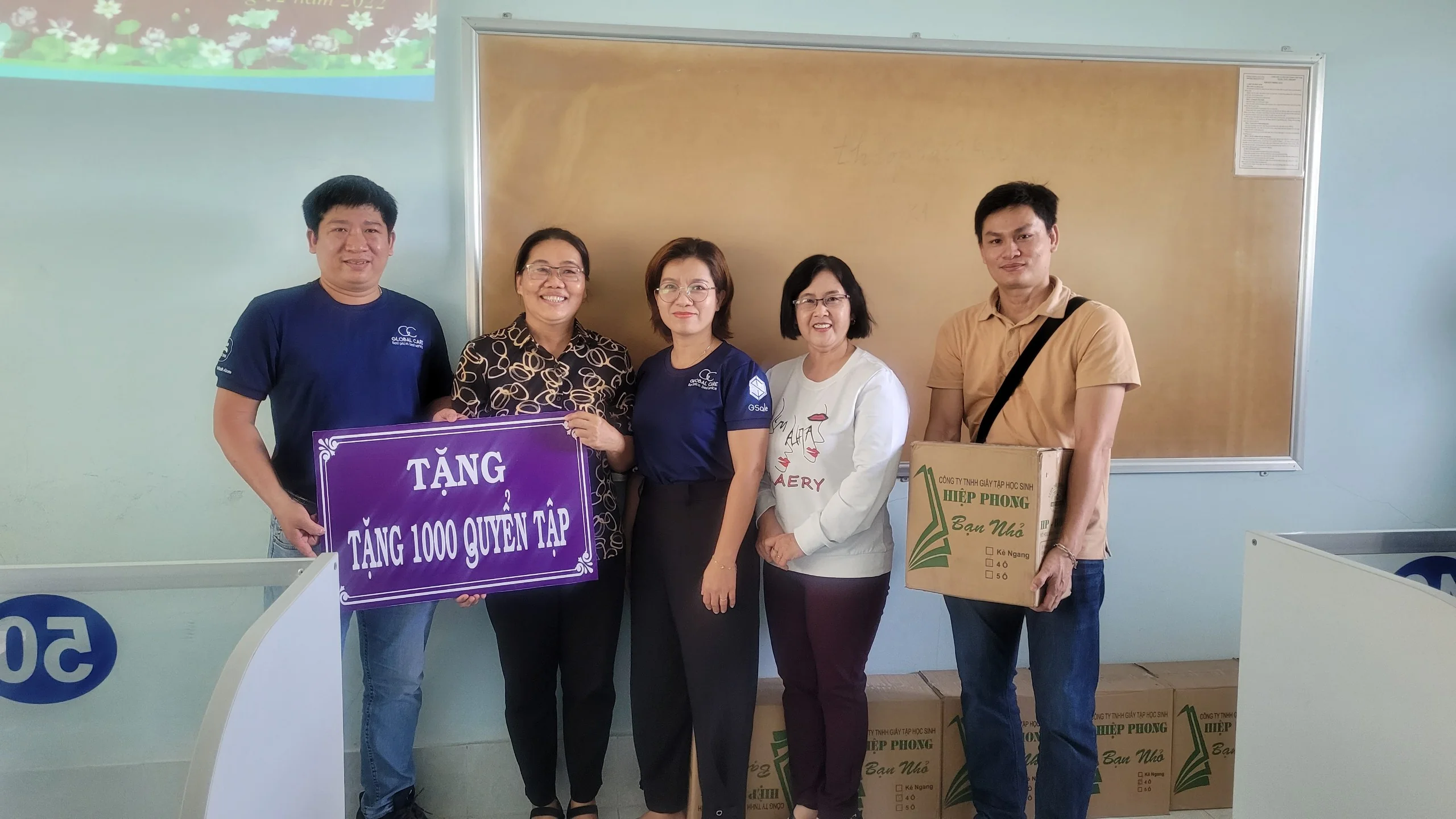 Dai-dien-Global-Care-trao-1000-quyen-tap-cho-cac-em-hoc-sinh-tai-diem truong-THCS-Tan-Lap-huyen-Moc-Hoa-tin- Long-An