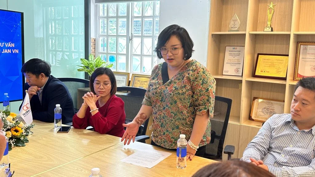 Ba-Jennie-Hoang-Phuong-Pho-Tong-Giam-doc-Global-Care-phat-bieu-tai-buoi-le
