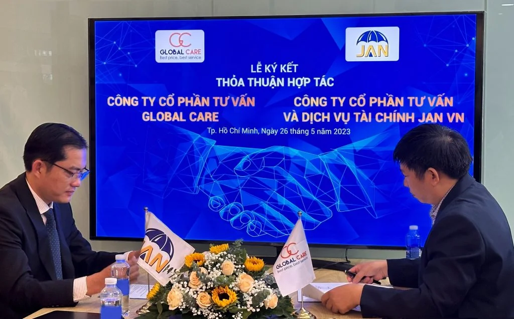 Ong-Dinh-Quoc-Dại_Pho-Tong-Giam-doc-thuong-truc-cua-Global-Care-va-Ong-Huynh-Trung-Hieu_-Tong-Giam-doc-cua-JAN-VN-cung-ky-ket-ban-thoa-thuan-hop-tac-giua-hai-ben